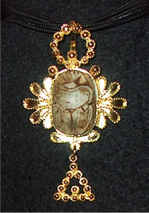 Museo EPDO Oristano - Gioello in oro con Scarabeo di Nanni Rocca